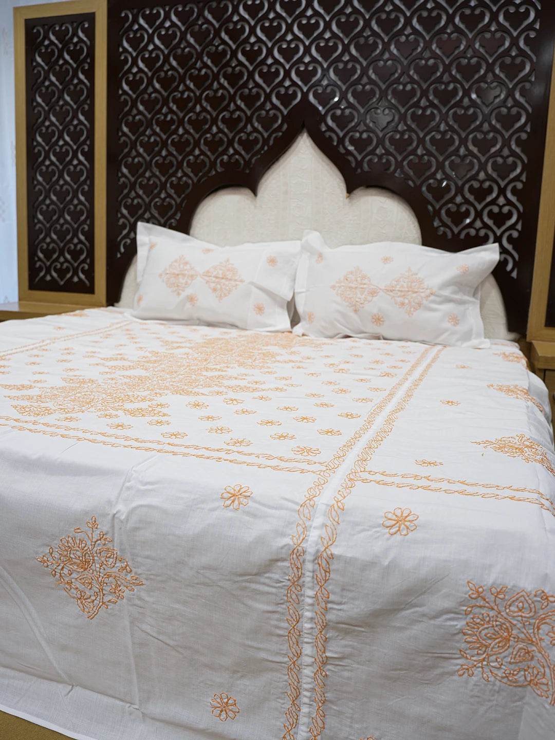 Ada Hand Embroidered White Cotton Lucknowi Chikankari Bed Sheet With Pillow Cover Set 01A608534