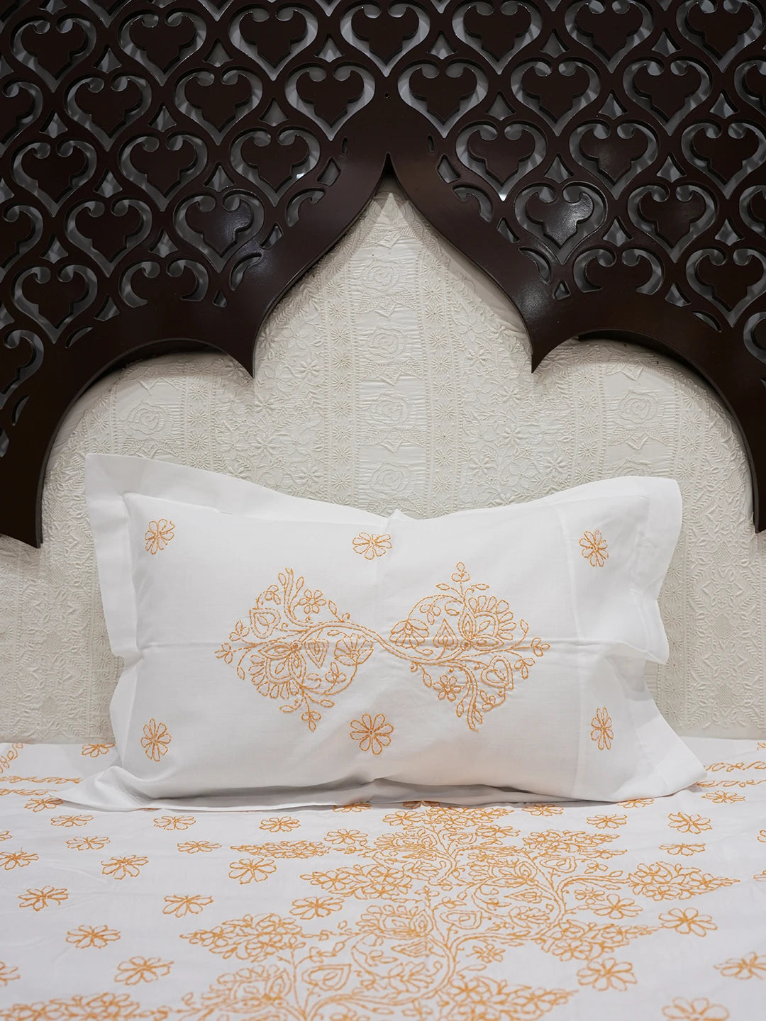 Ada Hand Embroidered White Cotton Lucknowi Chikankari Bed Sheet With Pillow Cover Set 01A608534
