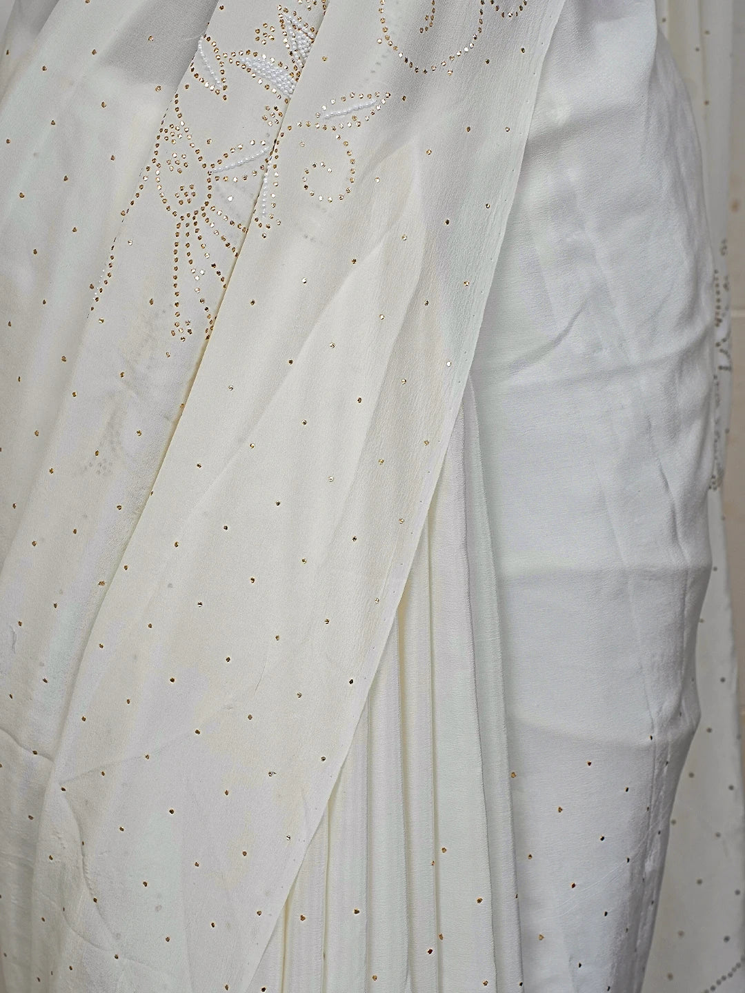 Ada Hand Embroidered White Pure Crepe Lucknowi Chikankari Saree and Blouse With Mukaish Work 01A509587