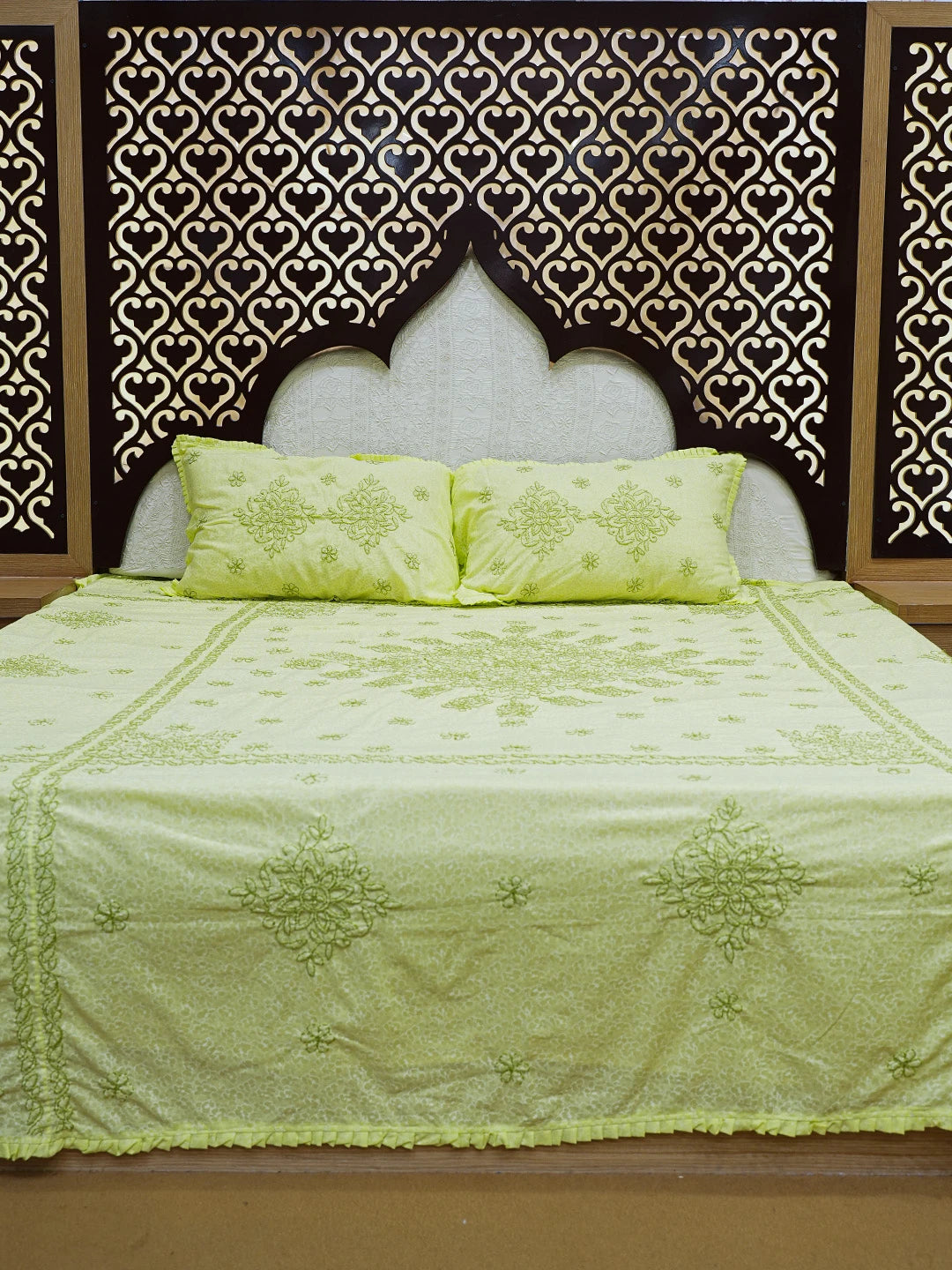 Ada Hand Embroidered Green Cotton Lucknowi Chikankari Bed Sheet With Pillow Cover Set 01A610513