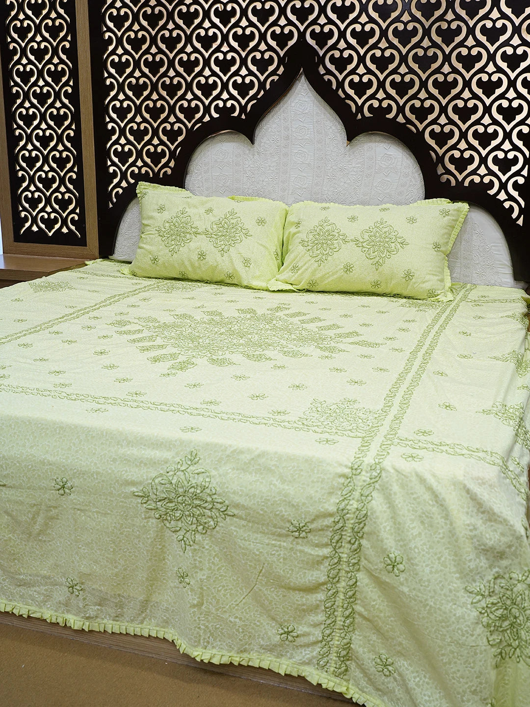 Ada Hand Embroidered Green Cotton Lucknowi Chikankari Bed Sheet With Pillow Cover Set 01A610513