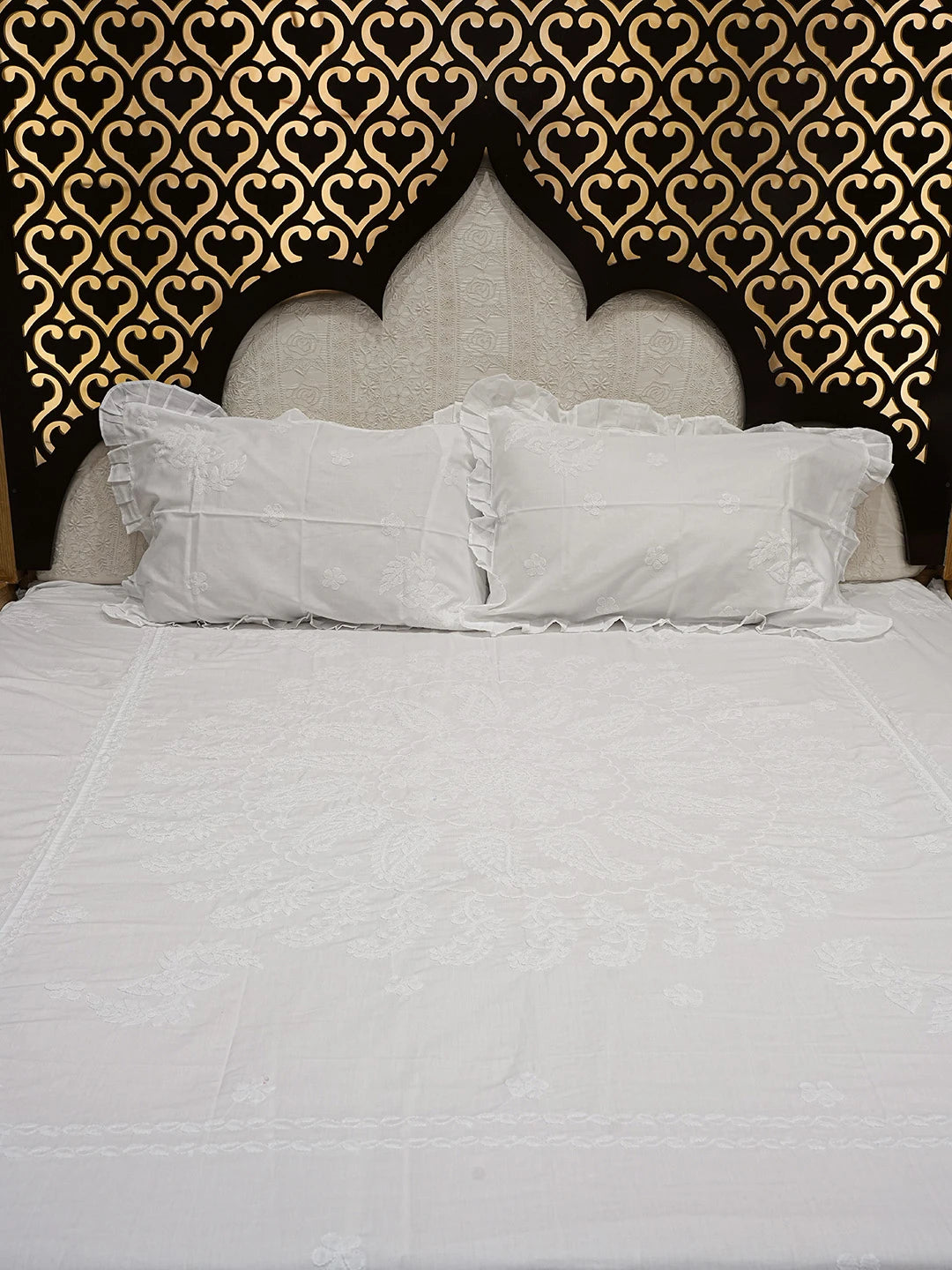 Ada Hand Embroidered White Cotton Lucknowi Chikankari Bed Sheet With Pillow Cover Set 01A757549
