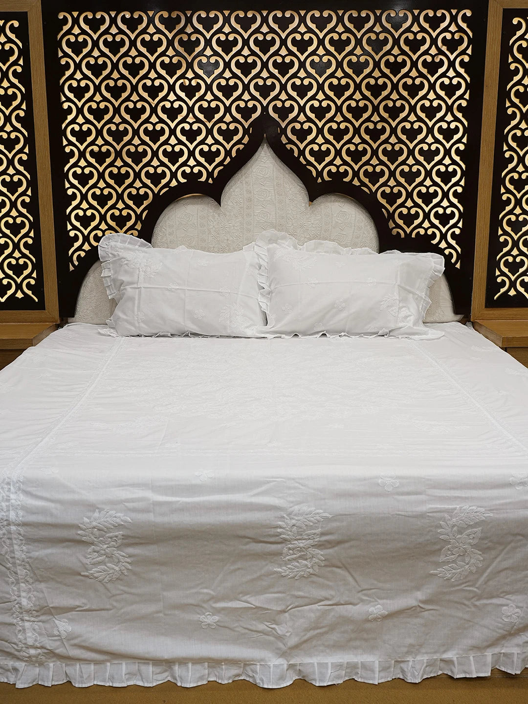 Ada Hand Embroidered White Cotton Lucknowi Chikankari Bed Sheet With Pillow Cover Set 01A757549