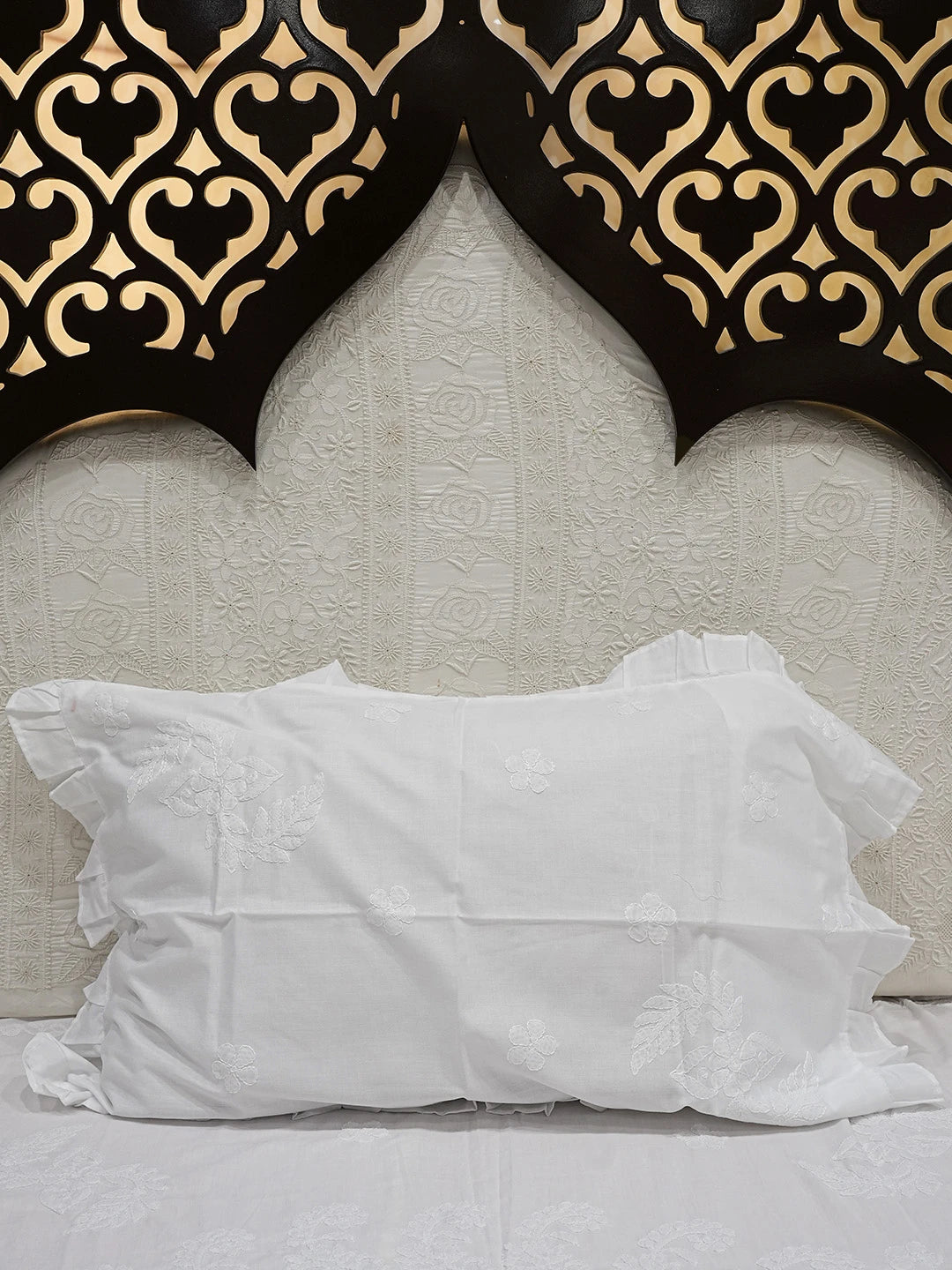 Ada Hand Embroidered White Cotton Lucknowi Chikankari Bed Sheet With Pillow Cover Set 01A757549