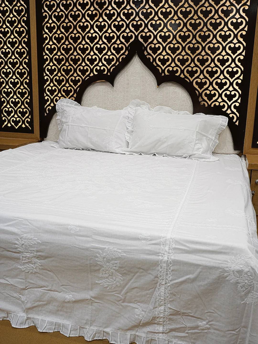 Ada Hand Embroidered White Cotton Lucknowi Chikankari Bed Sheet With Pillow Cover Set 01A757549