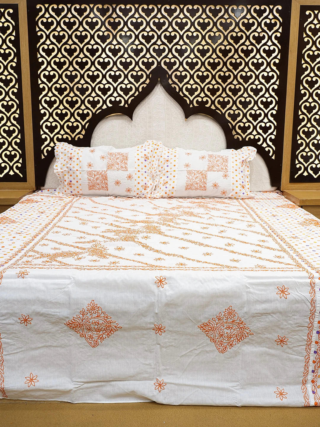 Ada Hand Embroidered White Cotton Lucknowi Chikankari Bed Sheet With Pillow Cover Set 01A663402