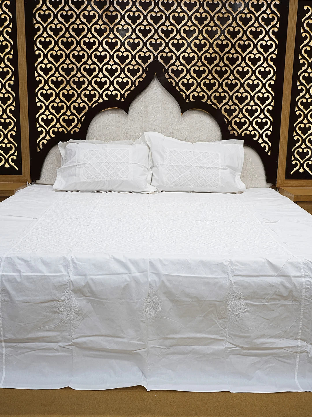 Ada Hand Embroidered White Cotton Lucknowi Chikankari Bed Sheet With Pillow Cover Set 01A793020