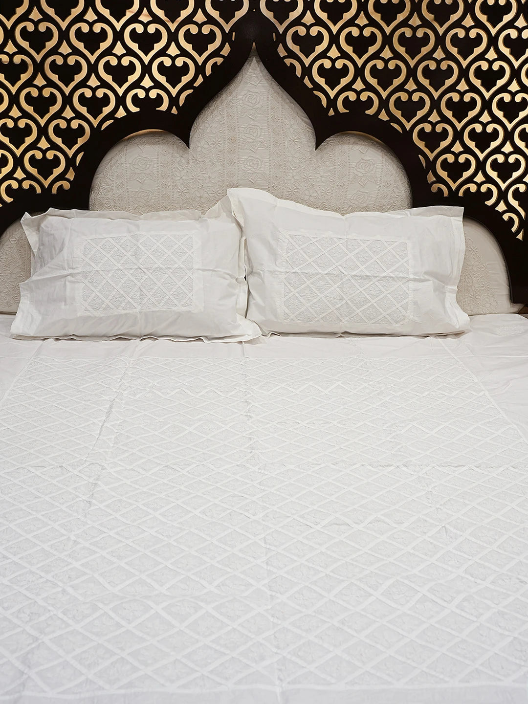 Ada Hand Embroidered White Cotton Lucknowi Chikankari Bed Sheet With Pillow Cover Set 01A793020