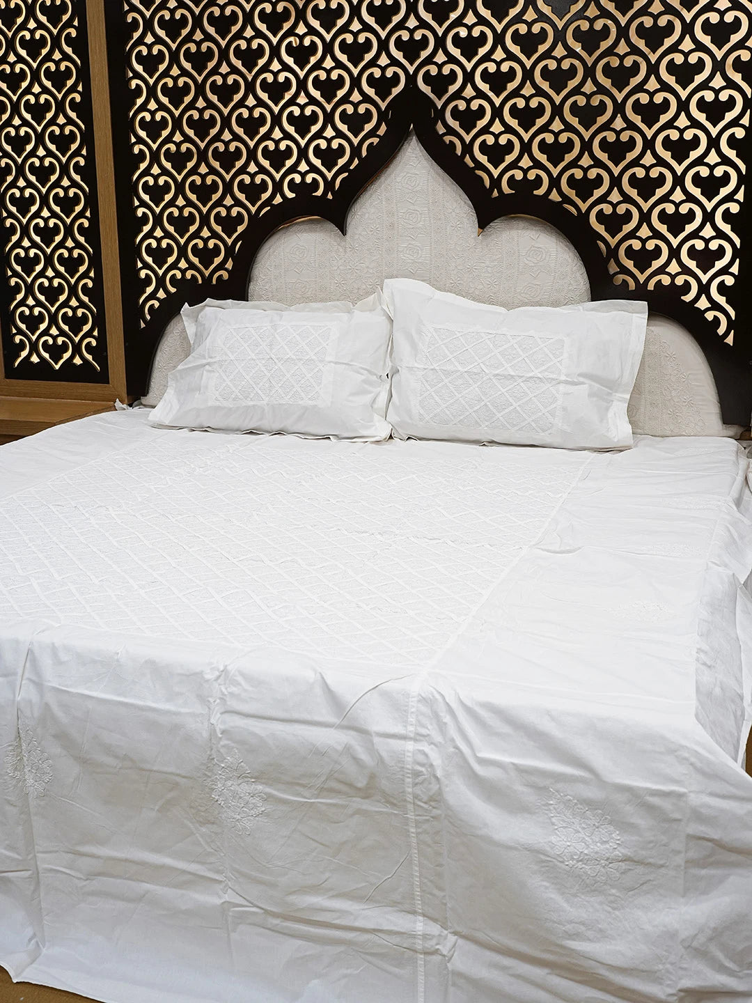 Ada Hand Embroidered White Cotton Lucknowi Chikankari Bed Sheet With Pillow Cover Set 01A793020