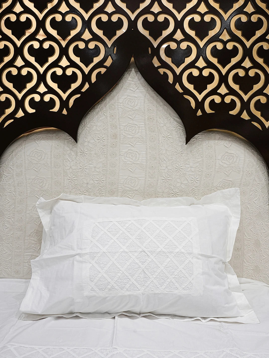 Ada Hand Embroidered White Cotton Lucknowi Chikankari Bed Sheet With Pillow Cover Set 01A793020