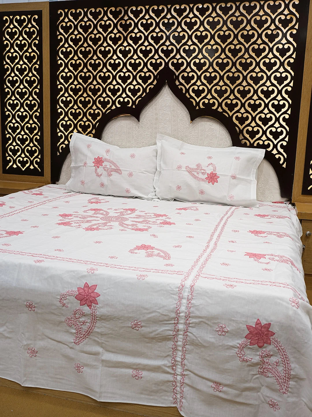 Ada Hand Embroidered White Cotton Lucknowi Chikankari Bed Sheet With Pillow Cover Set 01A751478
