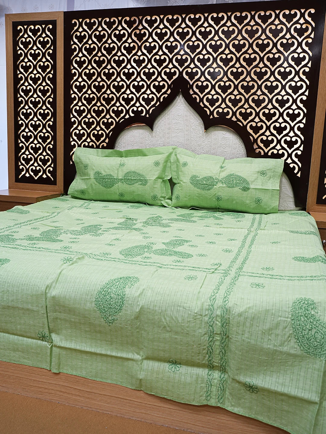 Ada Hand Embroidered Green Cotton Lucknowi Chikankari Bed Sheet With Pillow Cover Set 01A800419