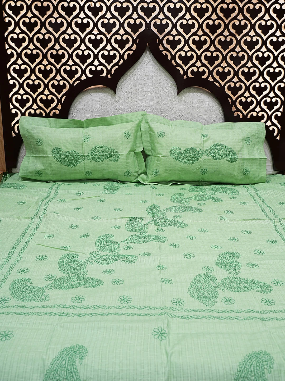 Ada Hand Embroidered Green Cotton Lucknowi Chikankari Bed Sheet With Pillow Cover Set 01A800419