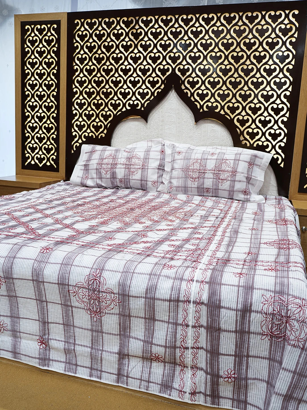 Ada Hand Embroidered White Cotton Lucknowi Chikankari Bed Sheet With Pillow Cover Set 01A800431