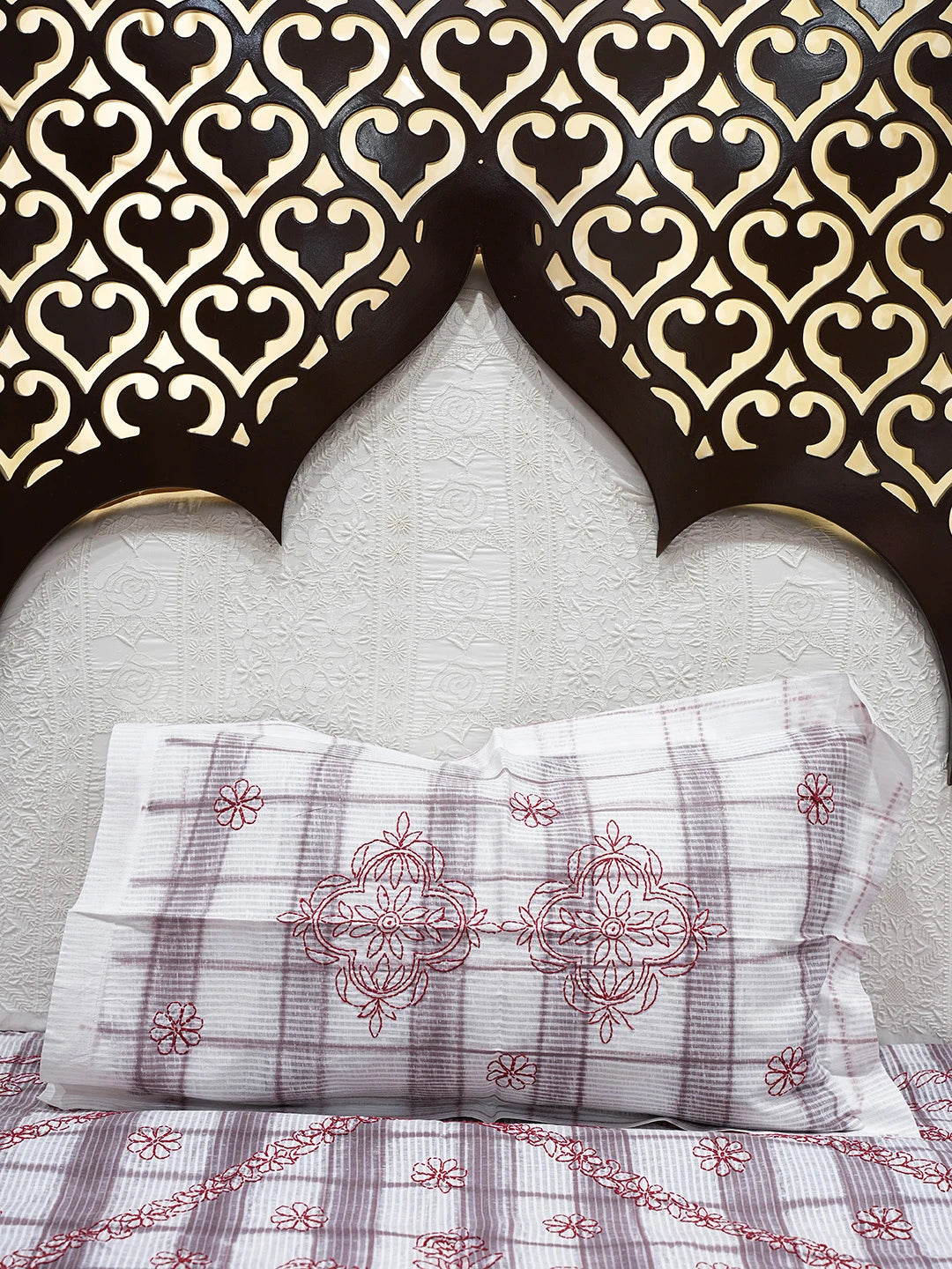 Ada Hand Embroidered White Cotton Lucknowi Chikankari Bed Sheet With Pillow Cover Set 01A800431
