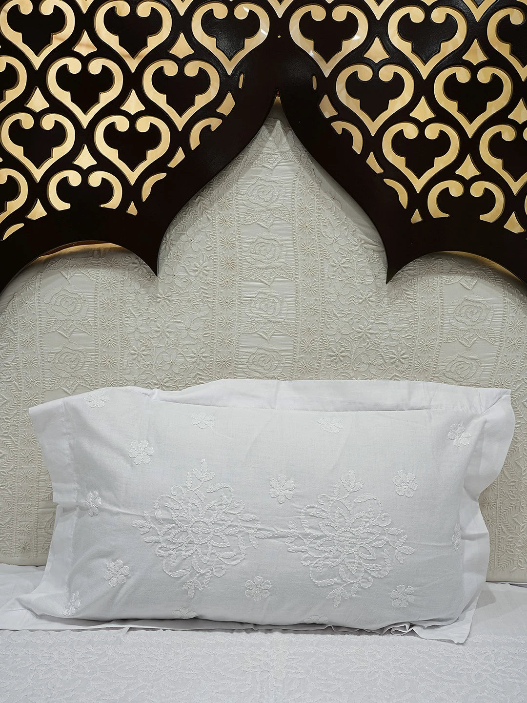 Ada Hand Embroidered White Cotton Lucknowi Chikankari Bed Sheet With Pillow Cover Set 01A492901