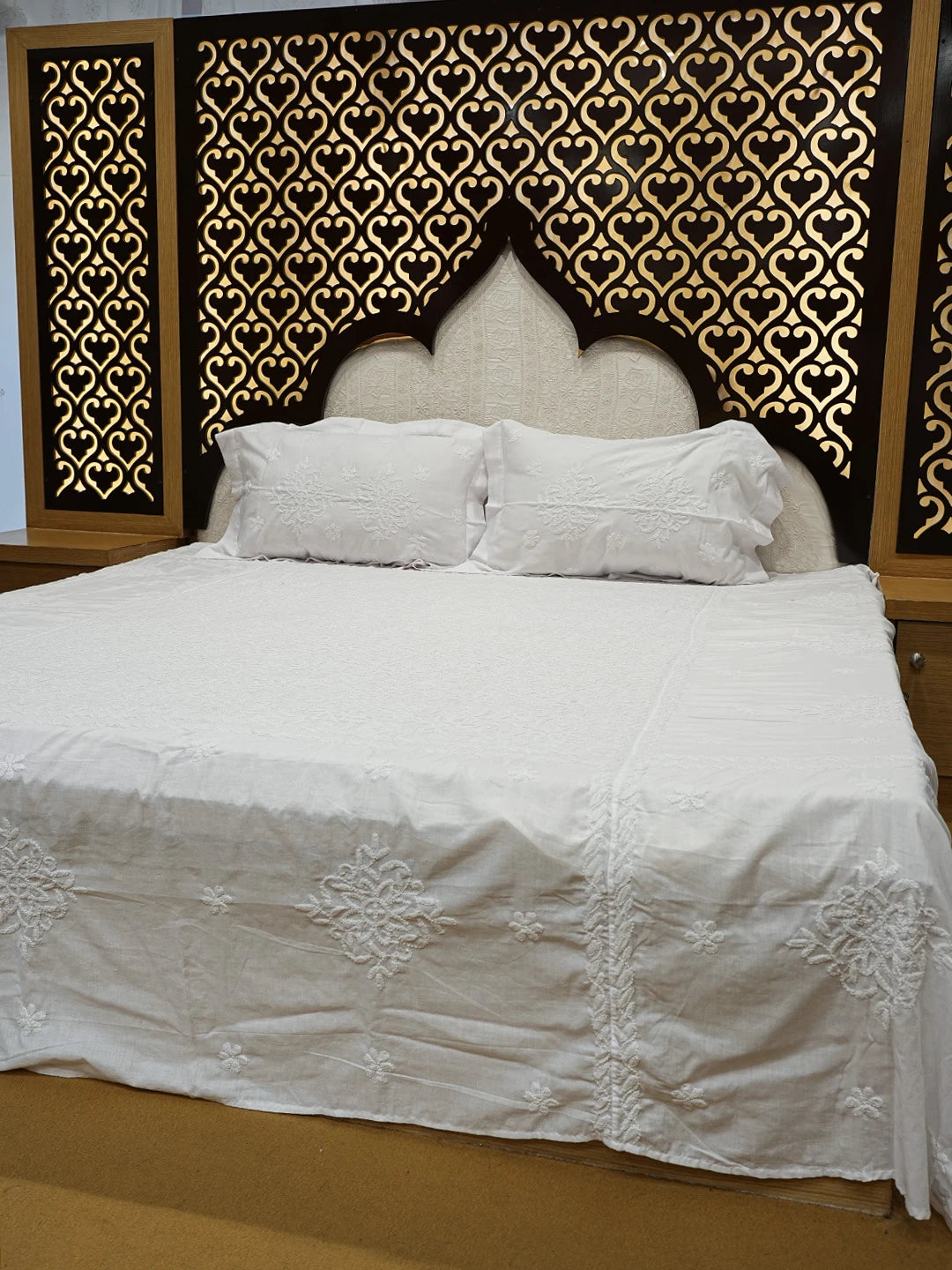 Ada Hand Embroidered White Cotton Lucknowi Chikankari Bed Sheet With Pillow Cover Set 01A492901