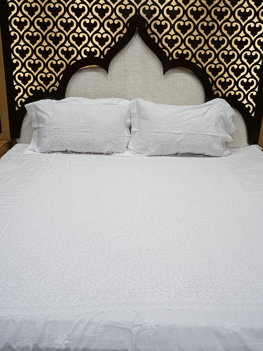 Ada Hand Embroidered White Cotton Lucknowi Chikankari Bed Sheet With Pillow Cover Set 01A492901