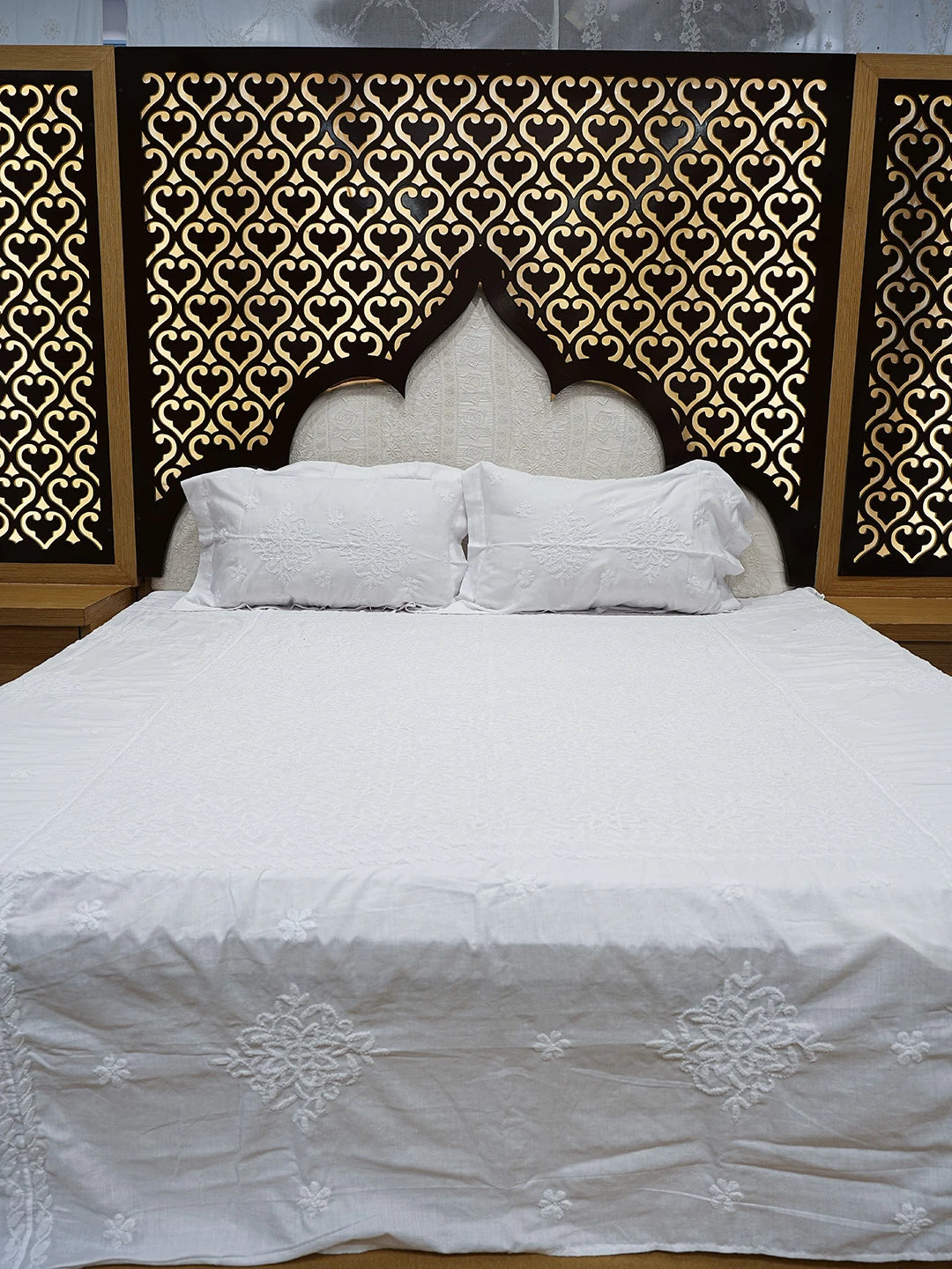 Ada Hand Embroidered White Cotton Lucknowi Chikankari Bed Sheet With Pillow Cover Set 01A492901