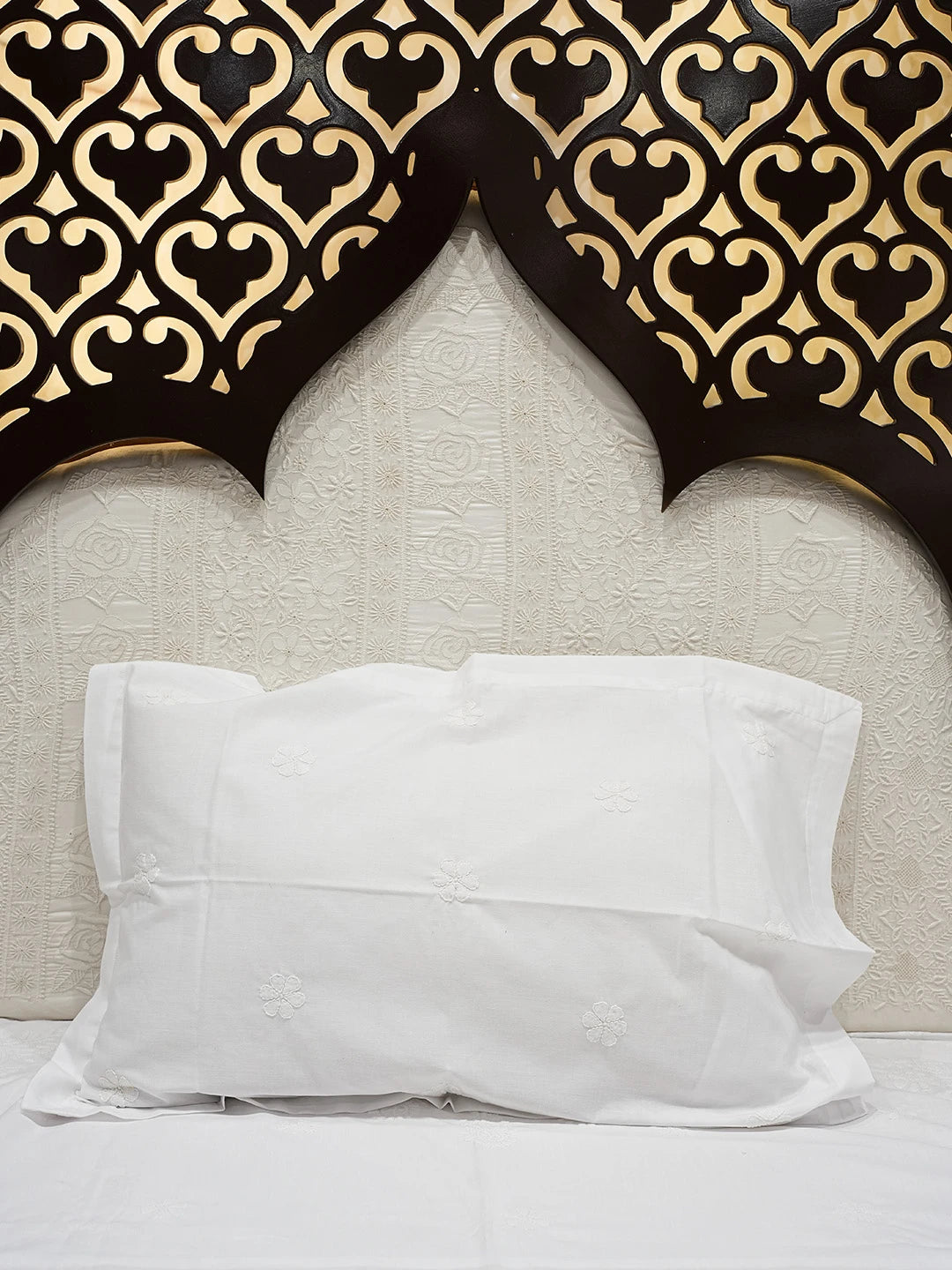 Ada Hand Embroidered White Cotton Lucknowi Chikankari Bed Sheet With Pillow Cover Set 01A709409