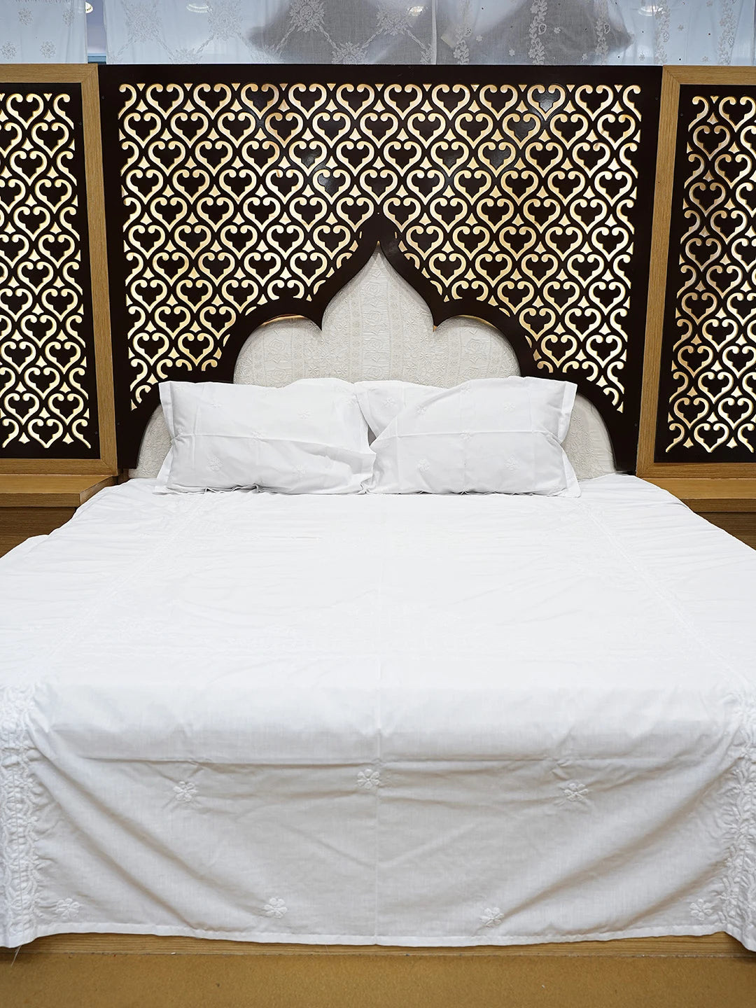 Ada Hand Embroidered White Cotton Lucknowi Chikankari Bed Sheet With Pillow Cover Set 01A709409