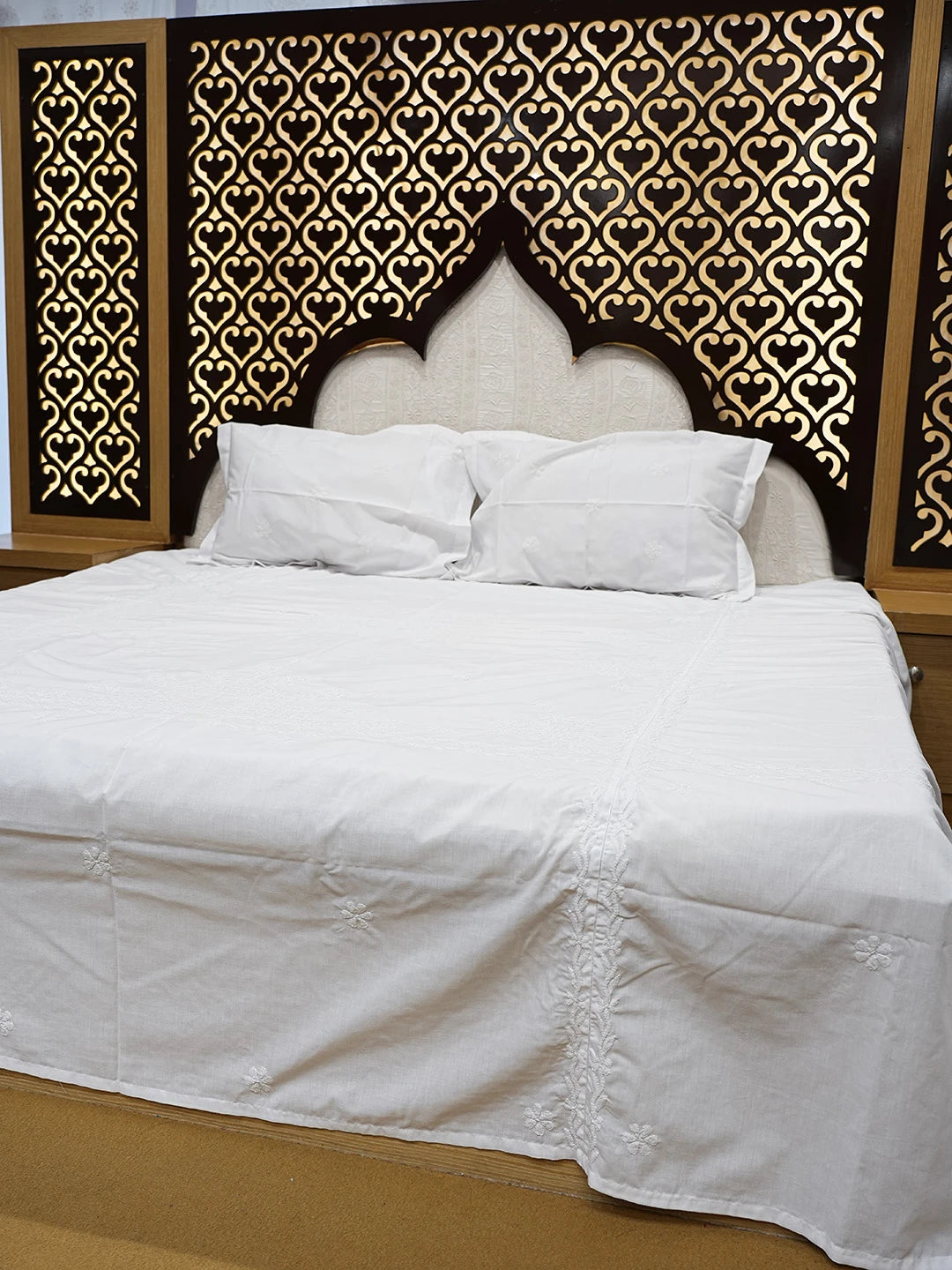 Ada Hand Embroidered White Cotton Lucknowi Chikankari Bed Sheet With Pillow Cover Set 01A709409