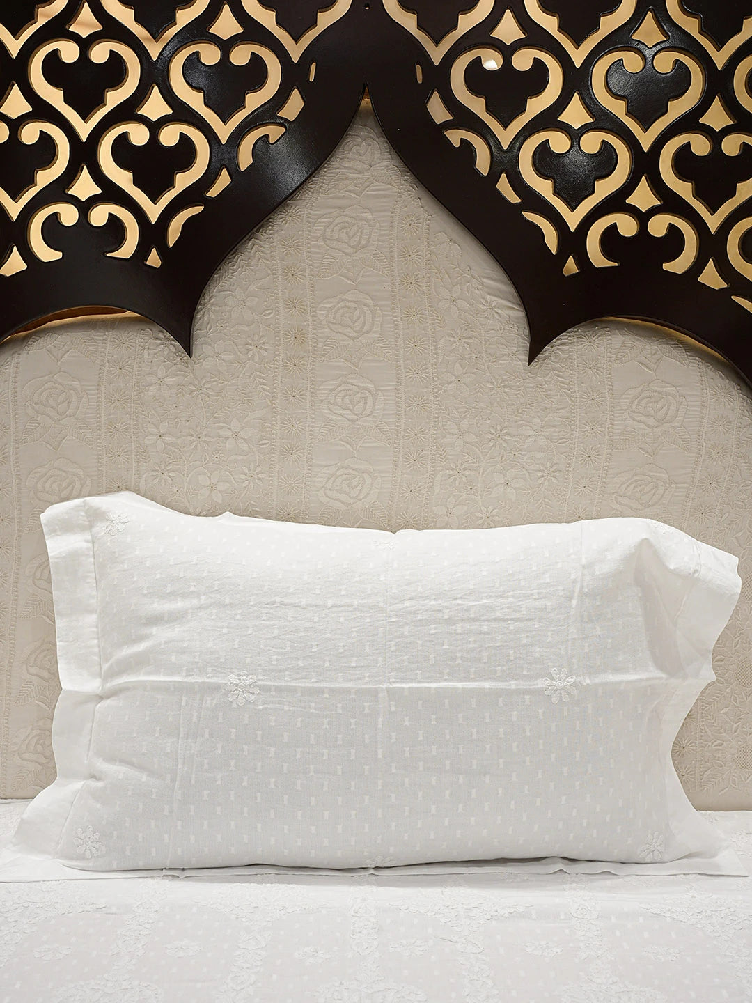 Ada Hand Embroidered White Cotton Lucknowi Chikankari Bed Sheet With Pillow Cover Set 01A844058