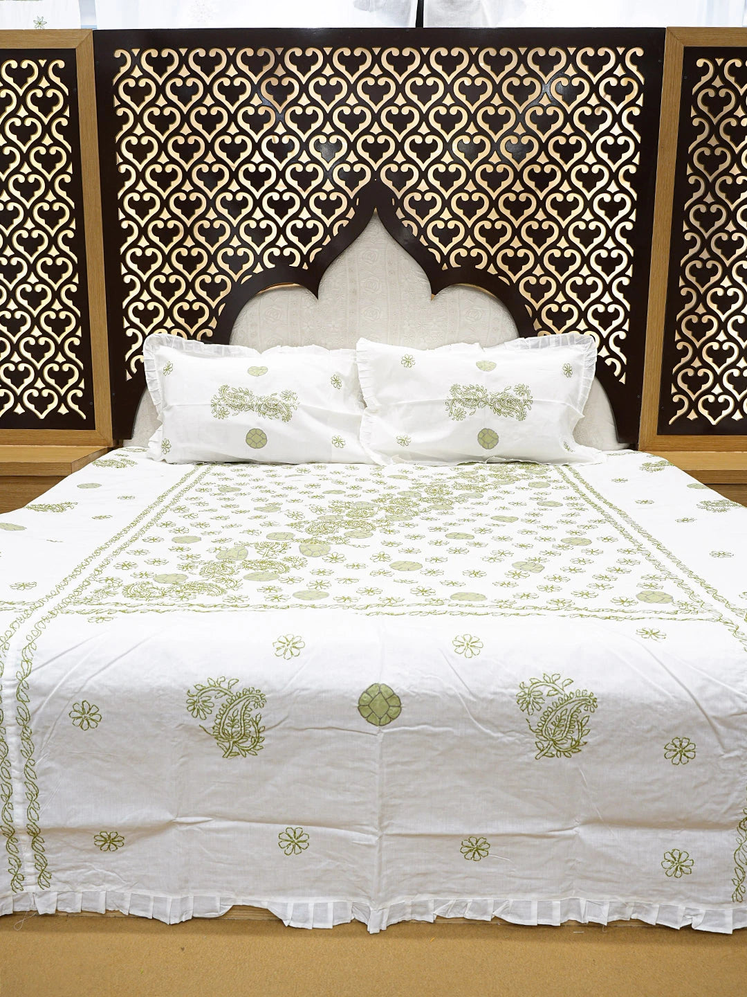 Ada Hand Embroidered White Cotton Lucknowi Chikankari Bed Sheet With Pillow Cover Set 08A503123