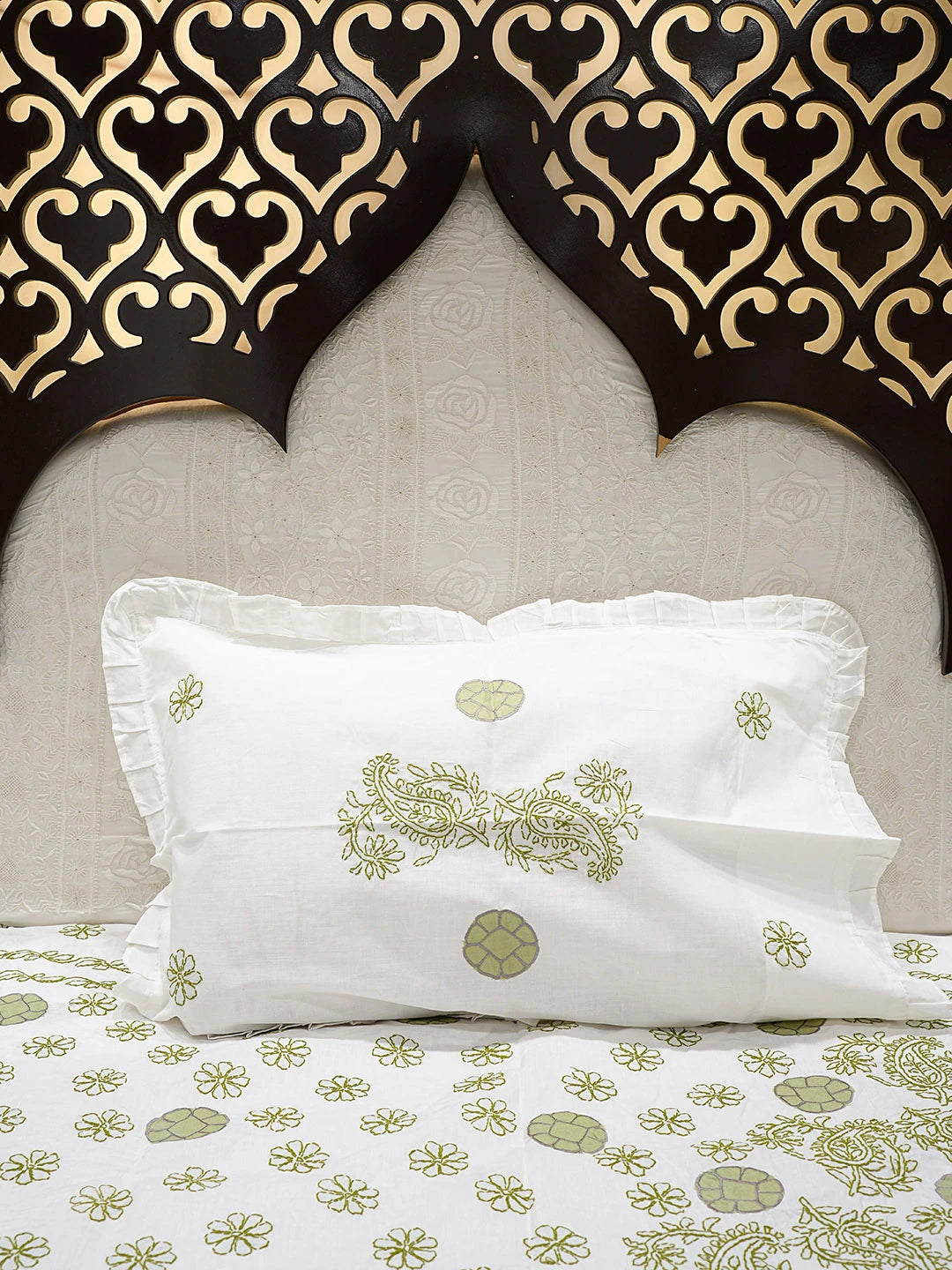 Ada Hand Embroidered White Cotton Lucknowi Chikankari Bed Sheet With Pillow Cover Set 08A503123