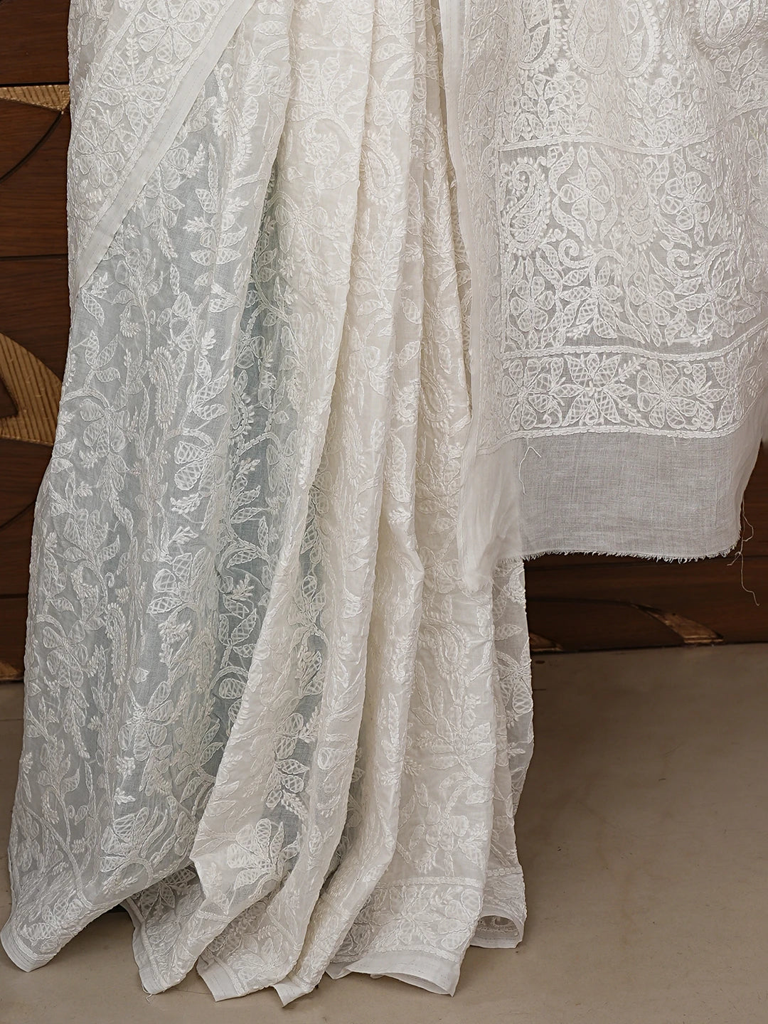 Ada Hand Embroidered White Cotton Lucknowi Chikankari Saree With Blouse 01A805064