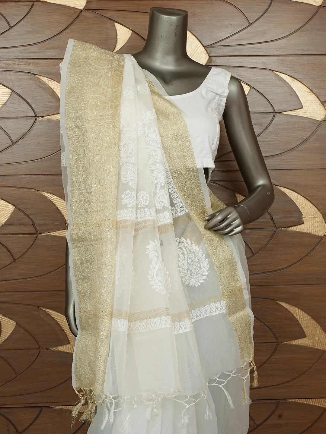 Ada Hand Embroidered White Organza Lucknowi Chikankari Saree With Blouse 01A841750