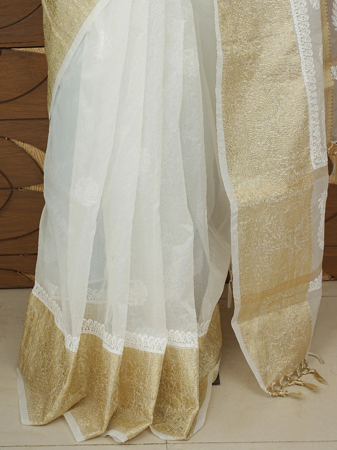 Ada Hand Embroidered White Organza Lucknowi Chikankari Saree With Blouse 01A841750