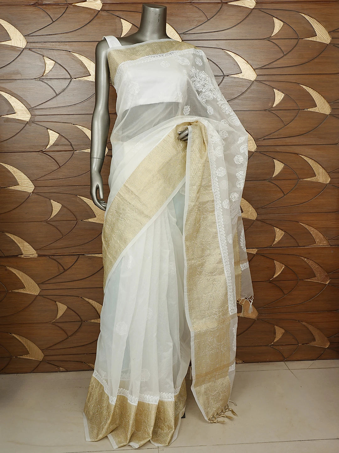 Ada Hand Embroidered White Organza Lucknowi Chikankari Saree With Blouse 01A841750