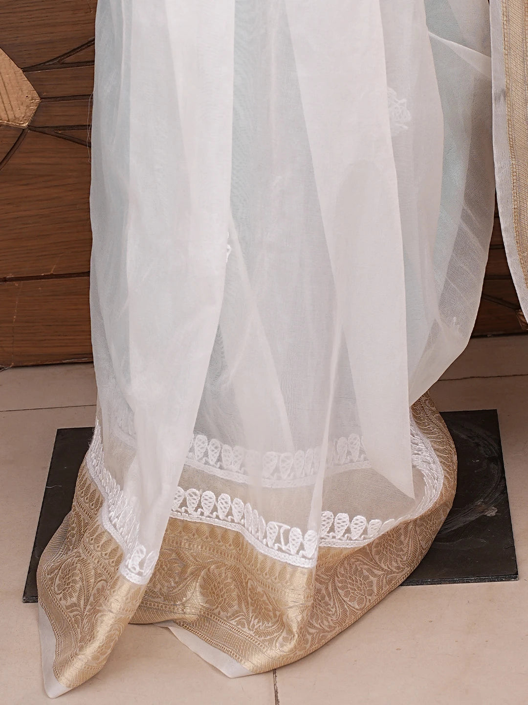 Ada Hand Embroidered White Organza Lucknowi Chikankari Saree With Blouse 01A794741