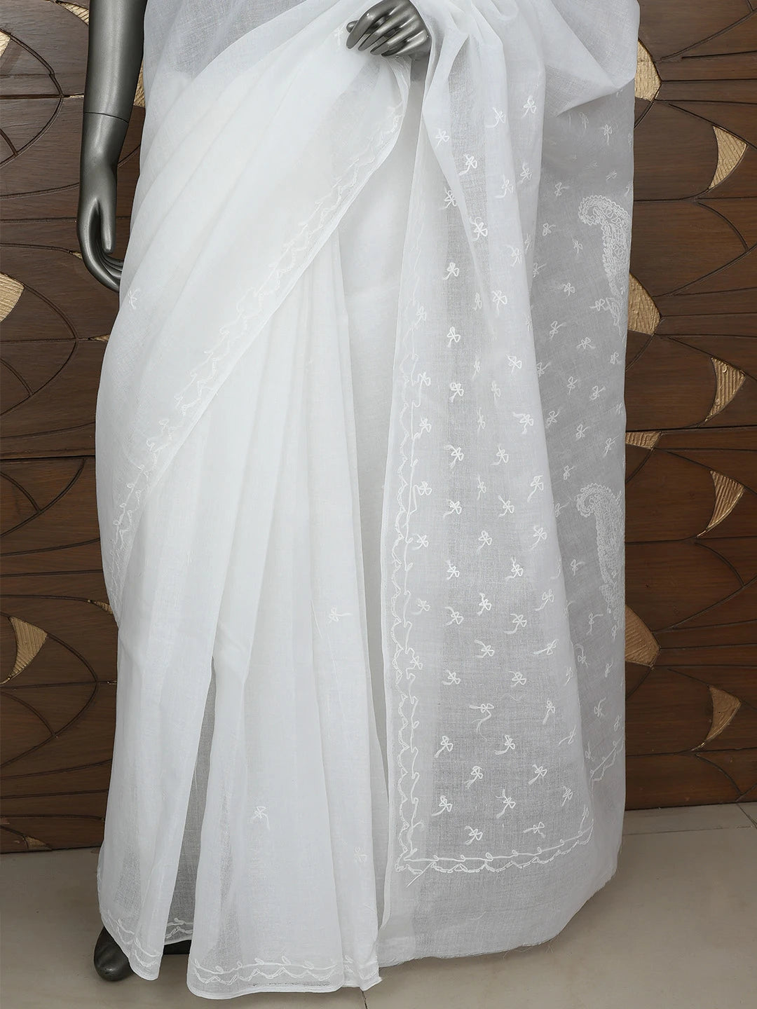 Ada Hand Embroidered White Cotton Lucknowi Chikankari Saree With Blouse 01A882920