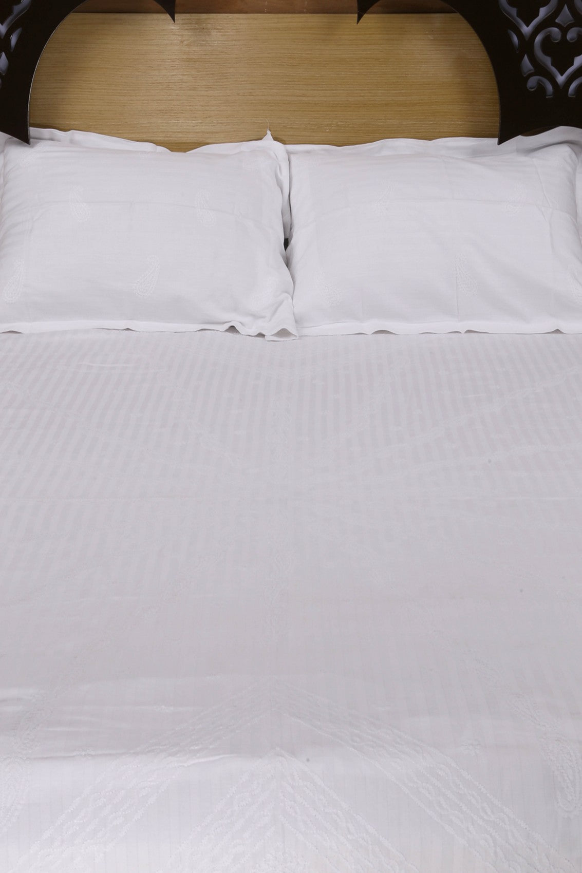 Ada Hand Embroidered White Cotton Lucknowi Chikankari Bed Sheet Set-A49701