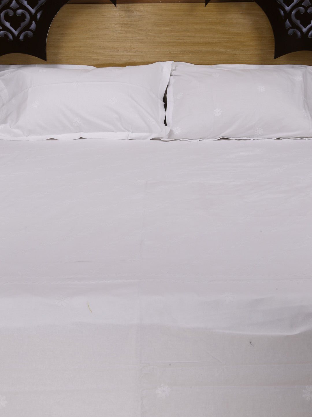 Ada Hand Embroidered White Cotton Lucknowi Chikankari Bed Sheet Set-A598085